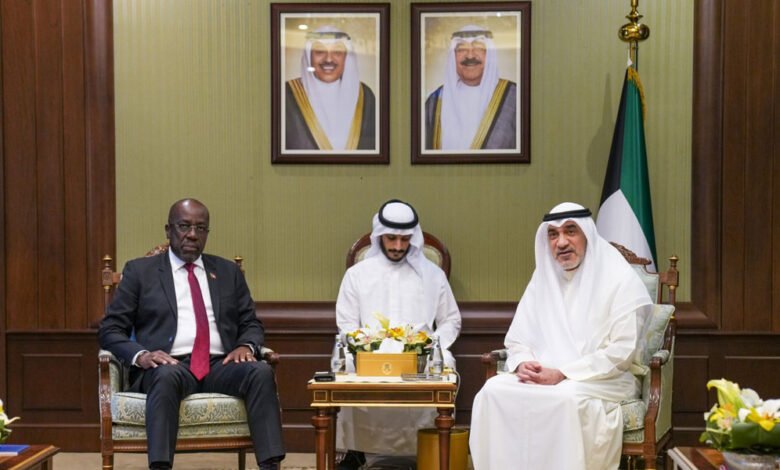 رئيس-مجلس-الوزراء-بالإنابة-يستقبل-وزير-الخارجية-والتجارة-وشؤون-باربودا-في-أنتيغوا-وباربودا