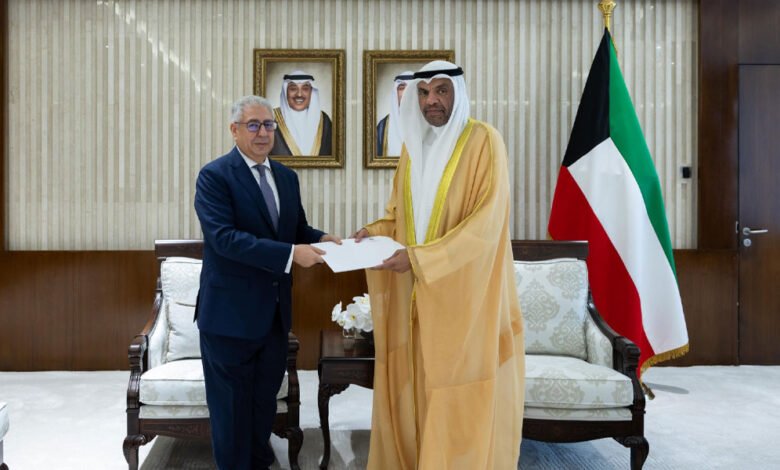وزير-الخارجية-يتسلم-رسالة-خطية-موجهة-إلى-سمو-امير-البلاد-من-الرئيس-المصري
