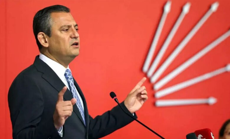 زعيم-المعارضة-في-تركيا-يتعهد-“عدم-الاستسلام”-بعد-عزل-القضاء-قيادة-حزبه