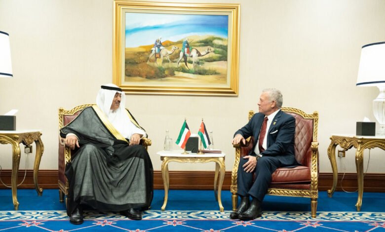 ممثل-سمو-أمير-البلاد-سمو-ولي-العهد-يلتقي-ملك-الأردن-على-هامش-القمة-العربية-الإسلامية-الطارئة