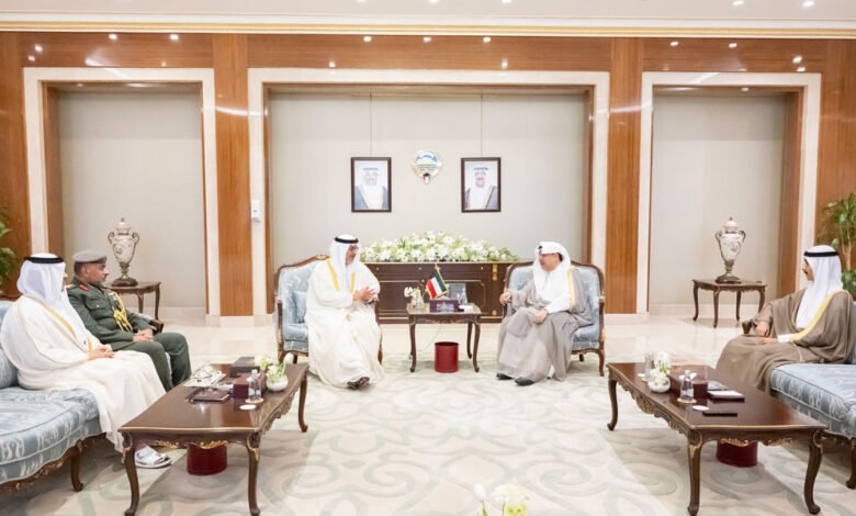 وزير-شؤون-الديوان-الأميري-ورئيس-ديوان-سمو-ولي-العهد-يستقبلان-سفير-الإمارات-لدى-البلاد