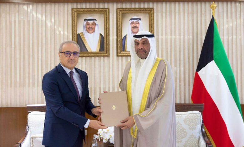 سمو-أمير-البلاد-يتلقى-رسالة-خطية-من-الرئيس-التونسي-تسلمها-وزير-الخارجية