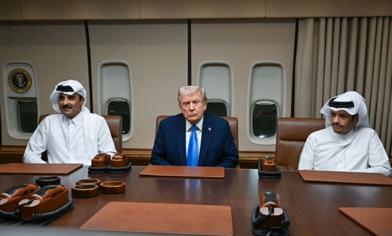 ترامب-يلتقي-أمير-قطر-ورئيس-وزرائها-خلال-توقف-في-الدوحة-في-طريقه-الى-آسيا