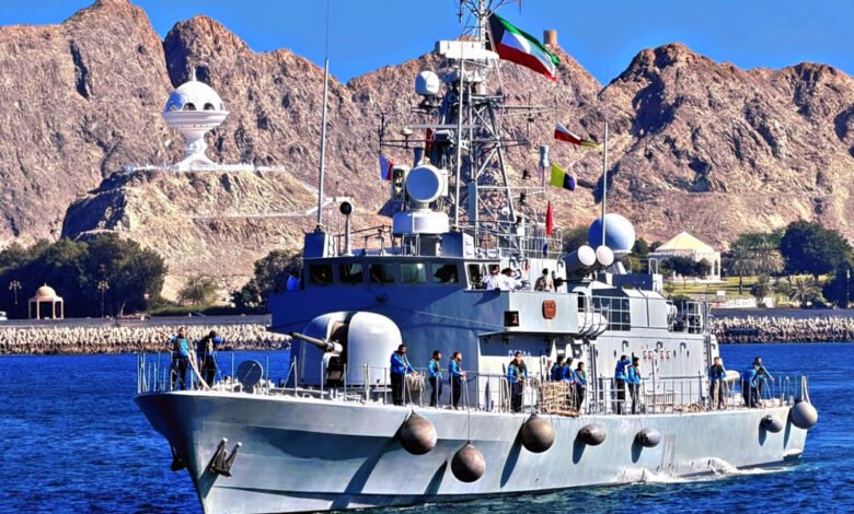 زورق-البحرية-الكويتية-“استقلال”-يشارك-في-“استعراض-الأسطول”-في-سلطنة-عمان