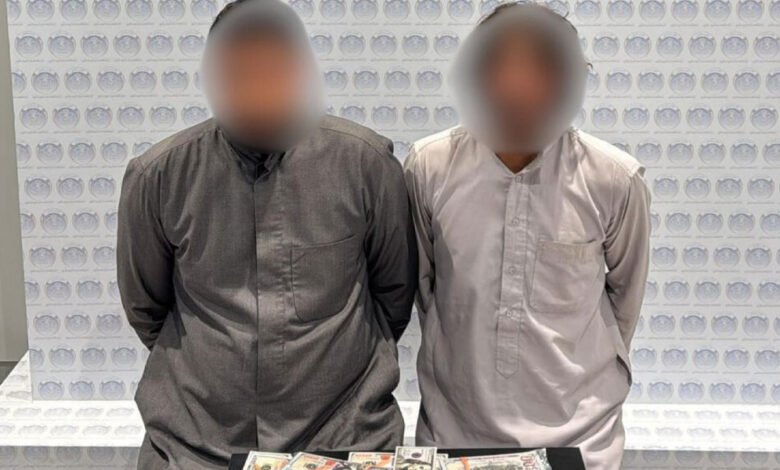الداخلية:-ضبط-شخصين-من-جنسية-عربية-يقومان-ببيع-عملات-ورقية-مزيفة-من-فئة-الدولار-الأمريكي