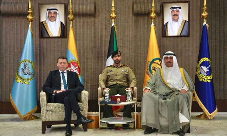 وزير-الدفاع-يبحث-مع-المبعوث-التجاري-للمملكة-المتحدة-لدى-الكويت-موضوعات-مشتركة