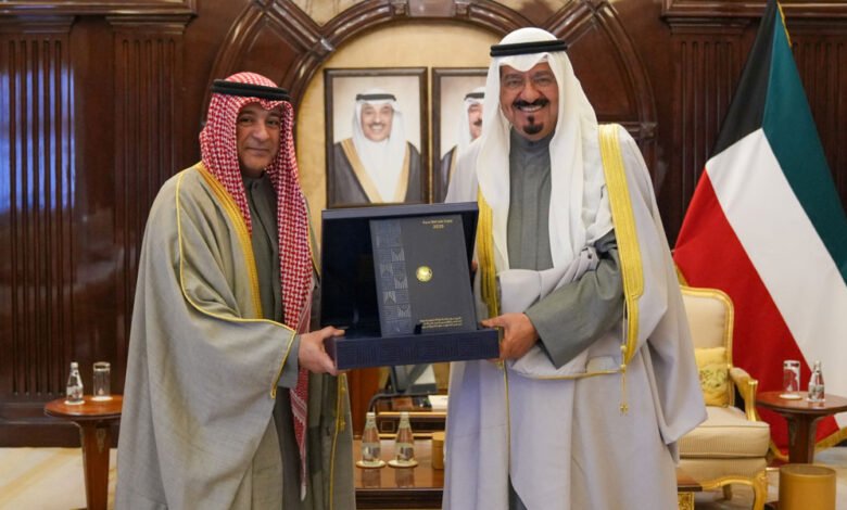 سمو-رئيس-مجلس-الوزراء-يتسلم-من-أمين-عام-مجلس-التعاون-الخليجي-تقريرا-حول-رئاسة-الكويت-للدورة-الـ45-للمجلس