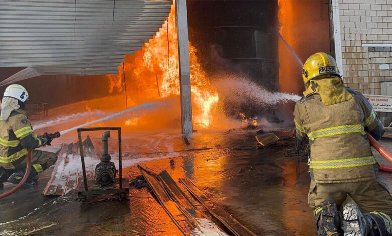 الإطفاء:-5-فرق-إطفاء-تسيطر-على-حريق-خزانات-مواد-سريعة-الاشتعال-بمنطقة-الأحمدي-الصناعية-دون-تسجيل-أي-إصابات