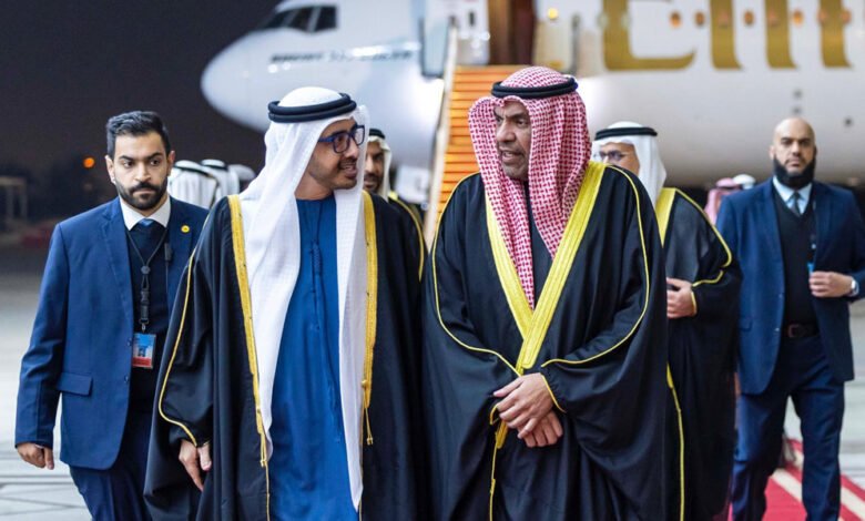 وزير-الخارجية-يستقبل-نائب-رئيس-مجلس-الوزراء-وزير-الخارجية-الإماراتي-في-المطار-بمناسبة-زيارته-الرسمية-الى-البلاد