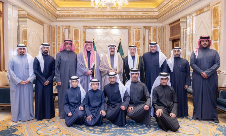 سمو-أمير-البلاد-يستقبل-النائب-الأول-ووزير-الداخلية-وأهالي-شهيدي-الواجب-العقيد-سعود-الخمسان-والرقيب-محمد-الهاجري