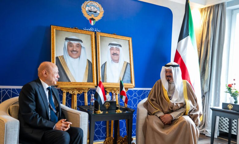 سمو-رئيس-مجلس-الوزراء-يلتقي-رئيس-مجلس-القيادة-الرئاسي-اليمني-على-هامش-أعمال-مؤتمر-ميونخ-للأمن