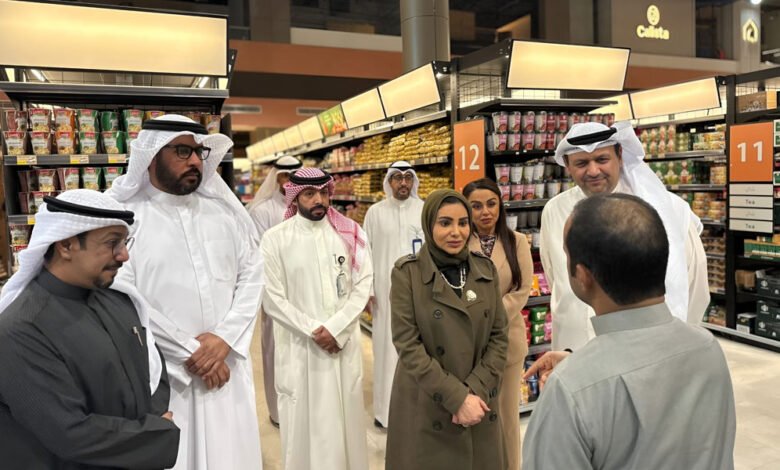 وزيرة-الشؤون-تتفقد-جمعيات-تعاونية-في-محافظة-مبارك-الكبير-وتؤكد-وفرة-السلع-واستقرار-الأوضاع