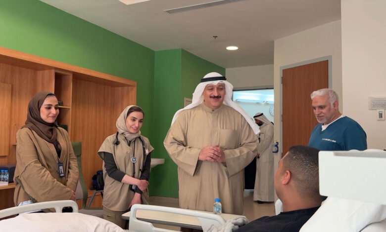 وزير-الصحة-يطمئن-على-حالة-أحد-منتسبي-الجهات-الأمنية-المصاب-أثناء-تأدية-واجبه-في-مطار-دولة-الكويت